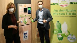 Klimaschutzministerin Leonore Gewessler (Grüne) und Alessandro Wolf (Vorsitzender der Geschäftsleitung von Lidl Österreich) (Bild: APA/HELMUT FOHRINGER)