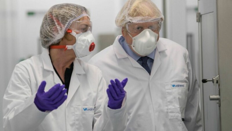 Premier Johnson zu Besuch in einem Biotech-Labor in Livingston (Schottland), wo auch Corona-Impfstoff hergestellt werden soll. (Bild: AP)