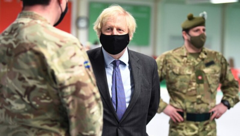 Bei seinem Besuch in Schottland, inspizierte der britische Premier Boris Johnson auch ein Impfcenter in Glasgow. (Bild: APA/AFP/POOL/Jeff J Mitchell)