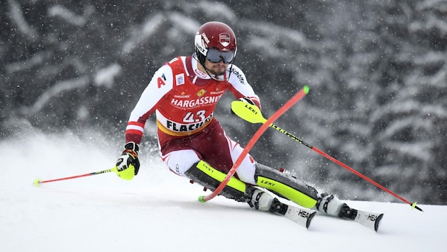 Der Warther Johannes Strolz fuhr im Jänner beim Weltcupslalom in Flachau auf Rang 14. Dennoch bekam er keinen Platz im ÖSV-Kader für die kommende Saison. (Bild: EPA)