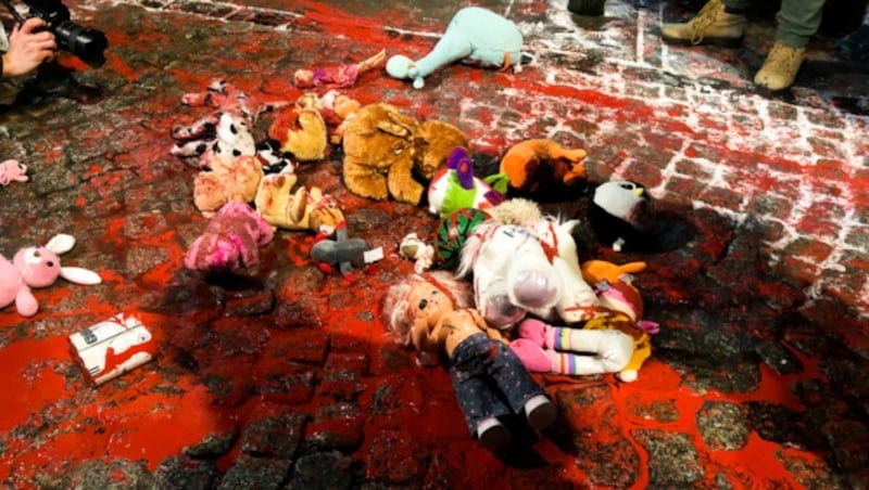 Rote Farbe, Puppen und Stofftiere als Zeichen des Protests (Bild: ASSOCIATED PRESS)