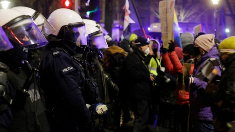 Die Polizei nahm in Warschau mehrere Demonstranten fest. (Bild: ASSOCIATED PRESS)