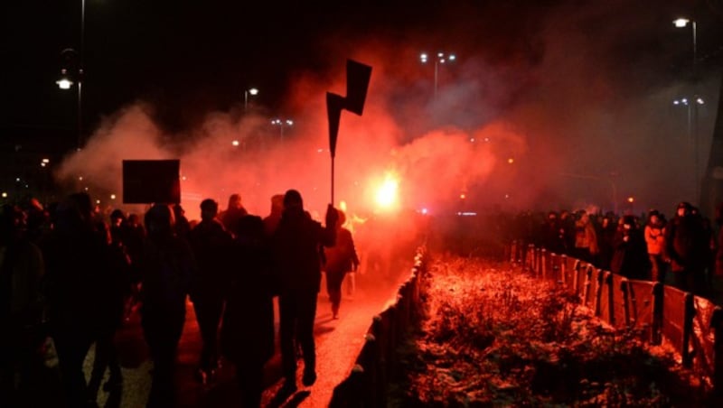 Der rote Blitz ist das Symbol der Bewegung für das Recht auf Abtreibung. (Bild: ASSOCIATED PRESS)