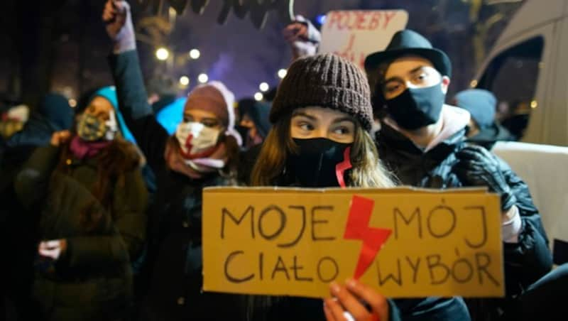 "Meine Entscheidung" steht auf dem Plakat dieser Frau. (Bild: APA/AFP/Wojtek Radwanski)