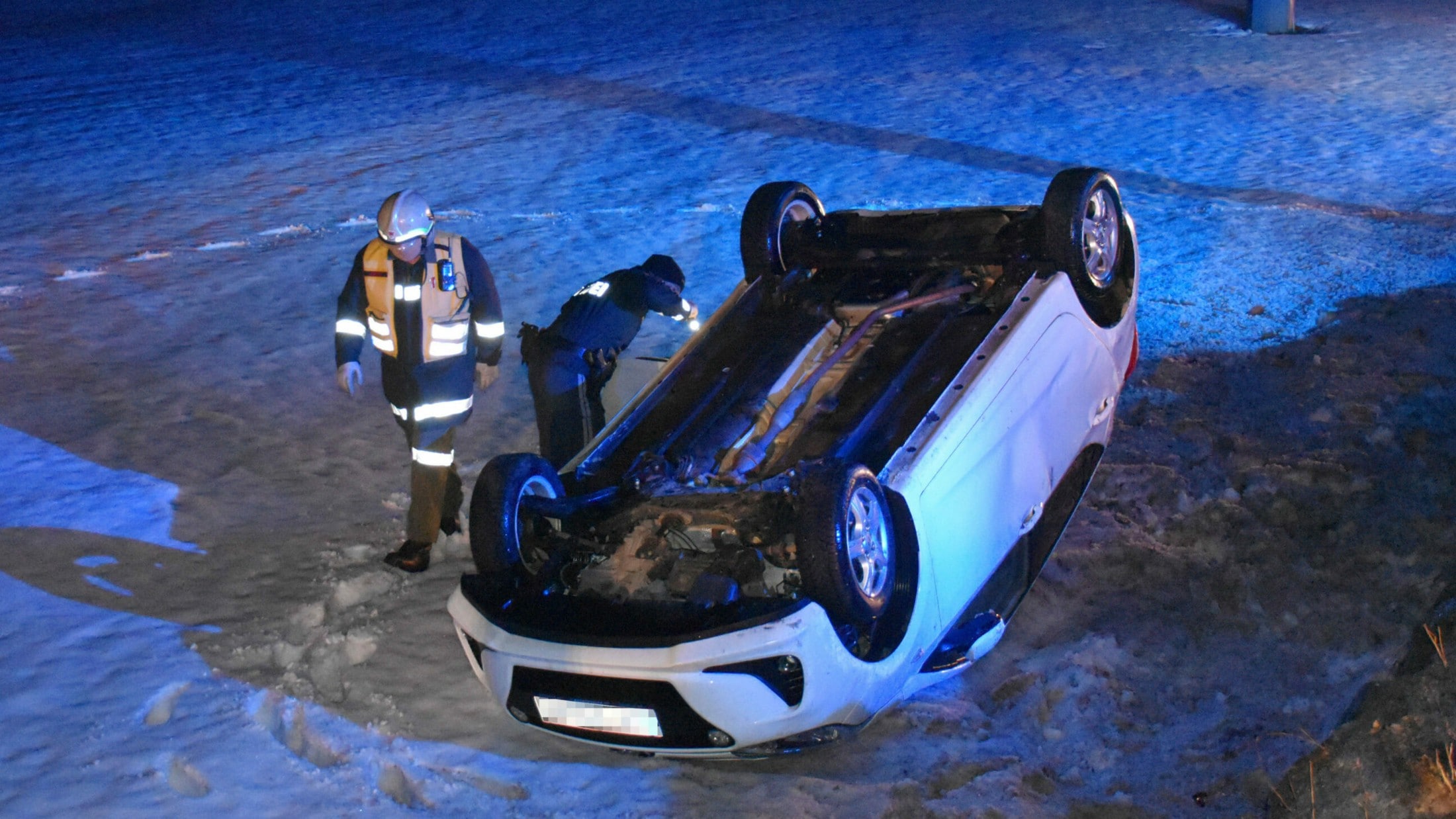 Unfall Im Zillertal - Mit Auto überschlagen: Zwei Tirolerinnen Verletzt ...