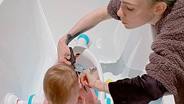 Sängerin Grimes verpasste ihrem Sohn einen „Wikinger-Haarschnitt“. (Bild: instagram.com/grimes)