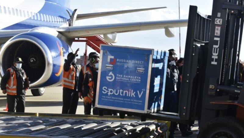 Die erste Ladung des russischen Vakzins kam am Donnerstag auf dem internationalen Flughafen in La Paz an. (Bild: APA/AFP/AIZAR RALDES)