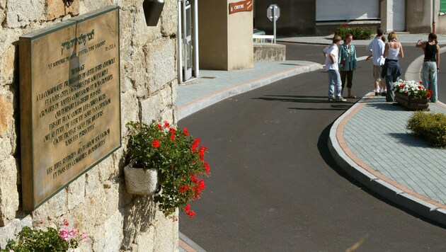 In der französischen Gemeinde Chambon-sur-Lignon erinnert eine Gedenktafel an den Widerstand gegen die Nazis. (Bild: AFP)