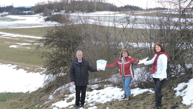 Übergabe der Lernunterlagen: Bürgermeister Franz Rosenkranz, Schuldirektorin Petra Mayerhofer und Doris Maurer. (Bild: Waldviertler Kernland)