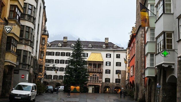 Trauriger Christbaum in der Baustellen-geplagten Altstadt (Bild: LIEBL Daniel | zeitungsfoto.at)