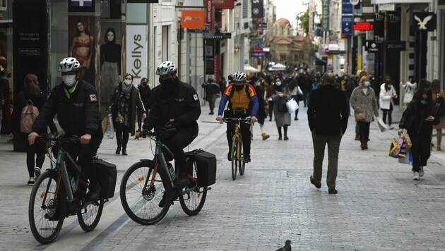 Griechenland nimmt die gerade erst eingeführten Lockerungen schon wieder zurück, um die Mobilität der Bevölkerung einzuschränken. (Bild: AP)