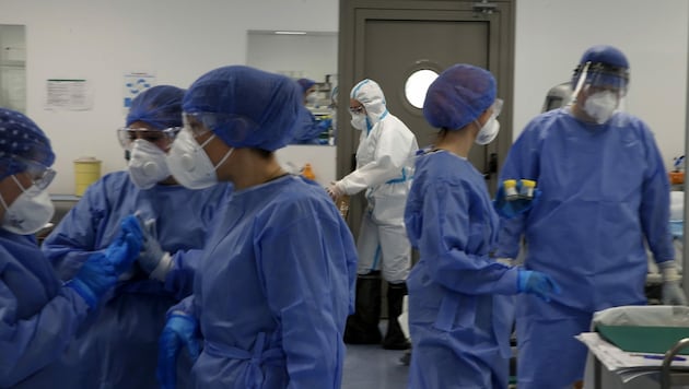 Die Intensivstation eines Krankenhauses in Athen, wo auch viele Covid-Patienten medizinisch betreut werden. (Bild: AP)