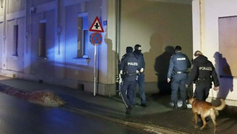 Die Polizei fahndet mit einem Großaufgebot nach dem Täter. (Bild: APA/GERT EGGENBERGER)