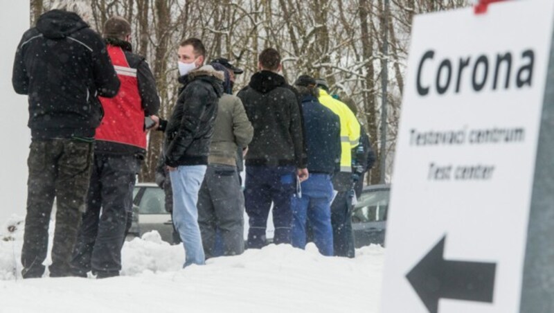 Berufspendler warten an der deutsch-tschechischen Grenze auf ihren Corona-Test. (Bild: AFP )