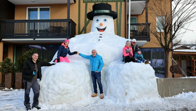 Der riesige Schneemann lässt gerade die Kinderherzen höher schlagen (Bild: Roland Hölzl)
