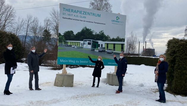 Bürgermeister Martin Kulmer (2. v. re.) und die Betreiber freuen sich aufs Therapiezentrum. (Bild: Tragner Christian)