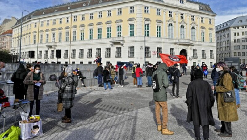 Die Demo am Ballhausplatz (Bild: APA/Herbert Neubauer)