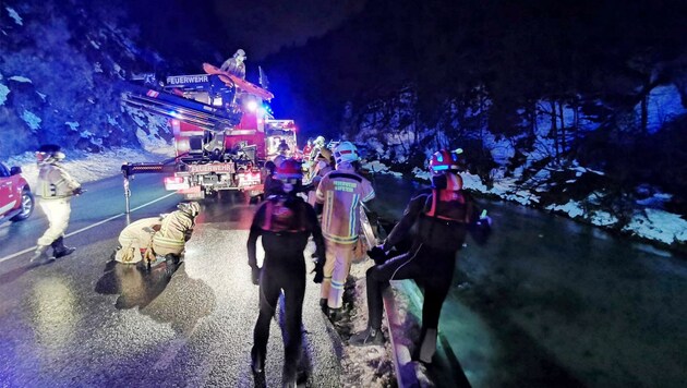 Einsatz der Blaulichtorganisationen, nachdem eine Frau am Freitag in die Weißache in Kufstein stürzte. (Bild: ZOOM.TIROL)
