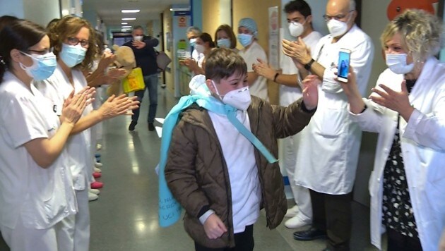 Das Spitalspersonal bejubelt Mateo bei seinem Abschied. (Bild: Sescam HANDOUT)