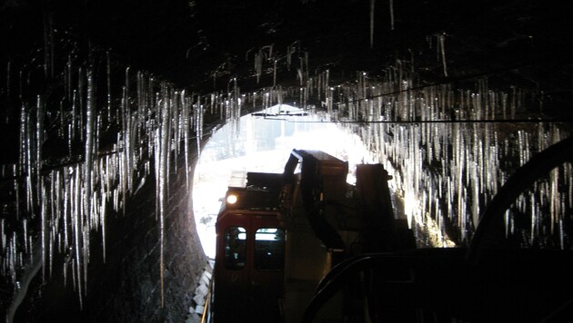 Die bis zu fünf Meter-Eiszapfen werden händisch entfernt (Bild: ÖBB)