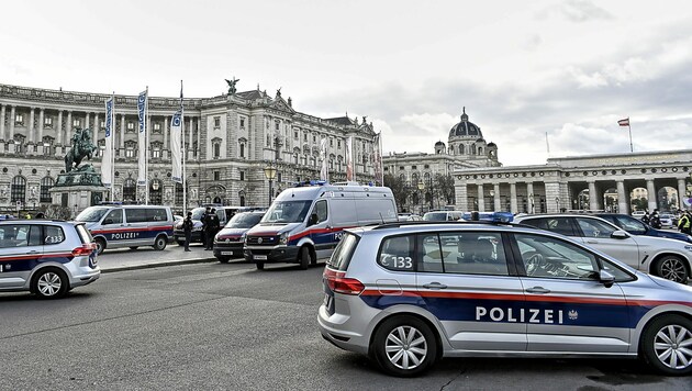 Auch am Sonntag wird es eine höhere Polizeipräsenz in der Wiener Innenstadt geben. (Bild: APA/Herbert Neubauer)