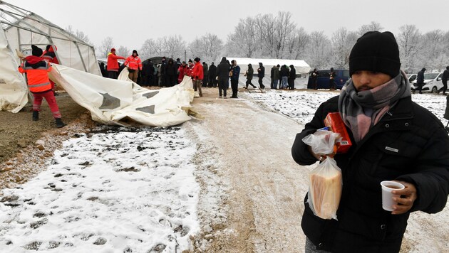 Hilfsorganisationen, wie das etwa das Rote Kreuz, versorgen die Geflüchteten derzeit mit dem Notwendigsten. Die Hilfszahlungen aus Österreich dürften noch nicht vor Ort angekommen sein. (Bild: AFP/ELVIS BARUKCIC)