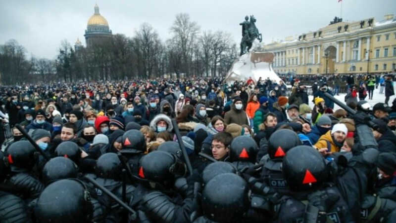 Seit der Verhaftung Nawalnys kam es in Russland wiederholt zu stark besuchten Protesten. (Bild: AP/Dmitri Lovetsky)