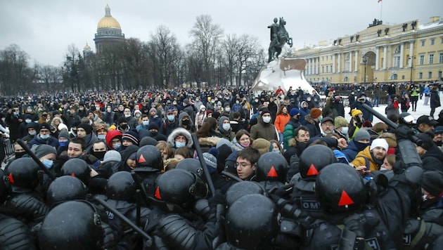 Seit der Verhaftung Nawalnys kam es in Russland wiederholt zu stark besuchten Protesten. (Bild: AP/Dmitri Lovetsky)