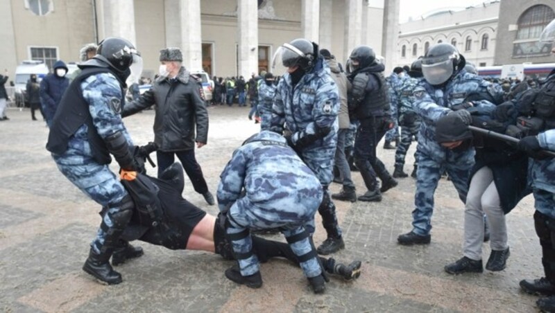 Die russische Polizei ging bei neuerlichen Protesten am Wochenende brutal gegen Demonstranten vor. (Bild: AP)