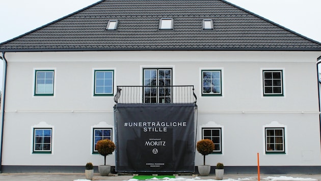 Der verhüllte Eingang des Lokals Moritz in Grafenstein (Bild: Anja Moritz)