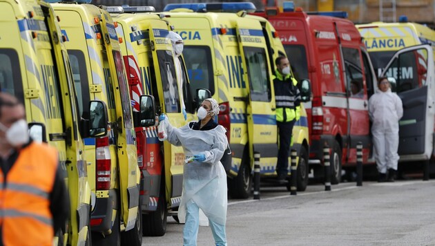 Portugals Gesundheitssystem hat seine Belastungsgrenze bereits überschritten - zuletzt waren im ganzen Land nur noch sieben Intensivbetten frei. (Bild: AP/Armando Franca)