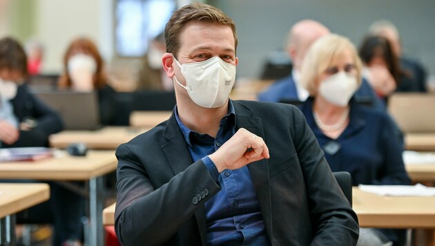 LR Stefan Kaineder (Die Grünen), wegen Maske kaum erkennbar... (Bild: © Harald Dostal)