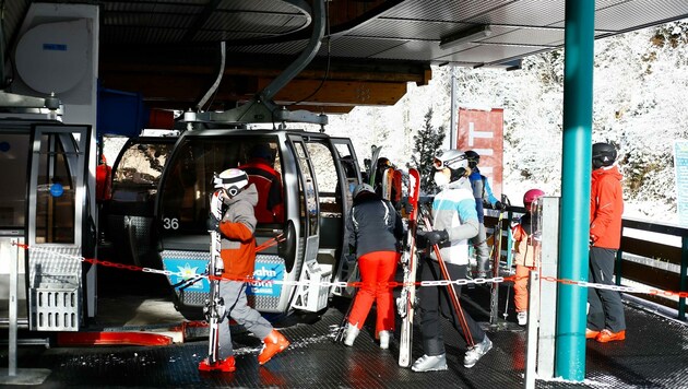 Auch Urlauber aus dem In- und Ausland mischen sich unter die Skifahrer in Salzburg. Erlaubt ist das nicht, hohe Strafen drohen. (Bild: Gerhard Schiel)