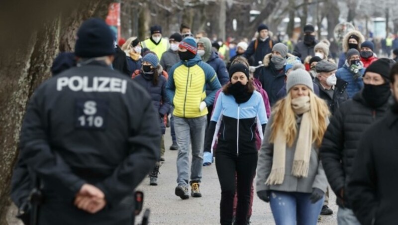 Deutlich mehr Personen setzten den Mund-Nasenschutz auf (Bild: Tschepp Markus)