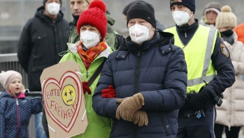 Eine Ehepaar bat auf einem Schild um „Freiheit“ (Bild: Tschepp Markus)