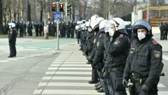 Das massive Polizeiaufgebot hatte am Sonntag alle Hände voll zu tun. (Bild: APA/HERBERT NEUBAUER)