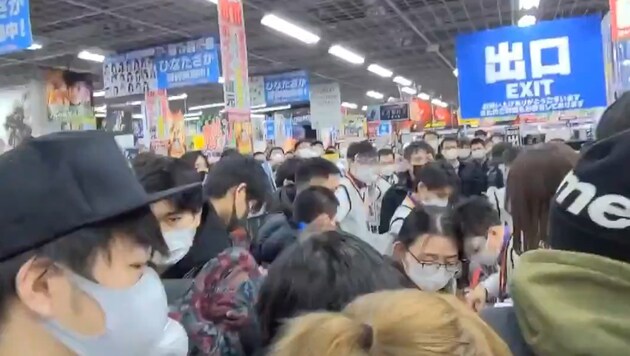 Trotz Corona-Pandemie stürmten Hunderte Gamer in den Elektronikmarkt, um sich eine Konsole zu sichern. (Bild: twitter.com/AJapaneseDream)