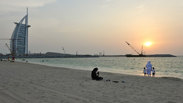 In Luxus schwelgen und am Strand auf die zweite Corona-Impfdosis warten - das ist jetzt in Dubai möglich. (Bild: AFP/GuiseppeGIUSEPPE Cacace)