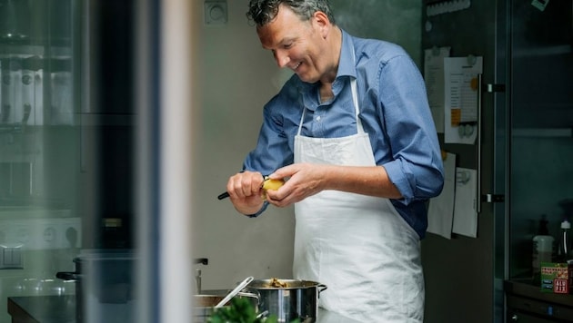 Wolfgang Mätzler setzt mit „fairkocht“ auf die traditionelle Technik des Einweckens gepaart mit einer nachhaltigen und wertschätzenden Einstellung zu Lebensmitteln. (Bild: zvg/fairkocht)