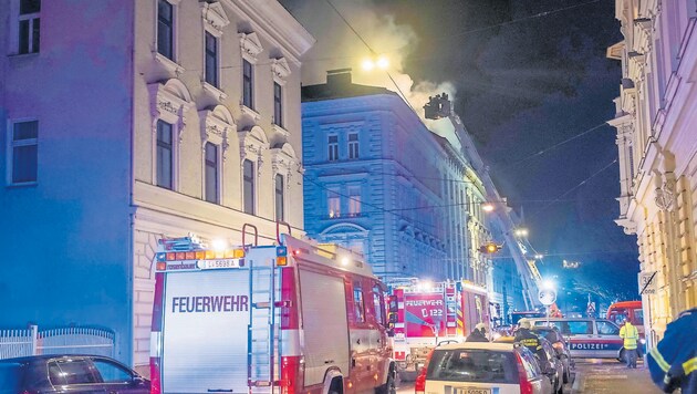 Brand eines Dachstuhls am 23. Dezember in Linz in der Südtirolerstraße. (Bild: Horst Einöder/Flashpictures)