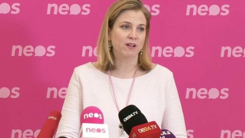 NEOS-Chefin Beate Meinl-Reisinger kritisierte in einer Pressekonferenz am Nachmittag das Impftempo: „Ich glaube nicht, dass das Licht am Ende des Tunnels schon so sichtbar ist.“ (Bild: Screenshot ORF)