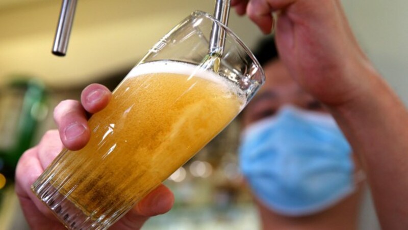 Brauereiverband gegen kleine Brauerei - geht es nach den Kölnern, soll das Tiroler „Sölsch" bald nicht mehr unter diesem Namen verkauft werden dürfen. (Bild: APA/AFP/Francois Nascimbeni)