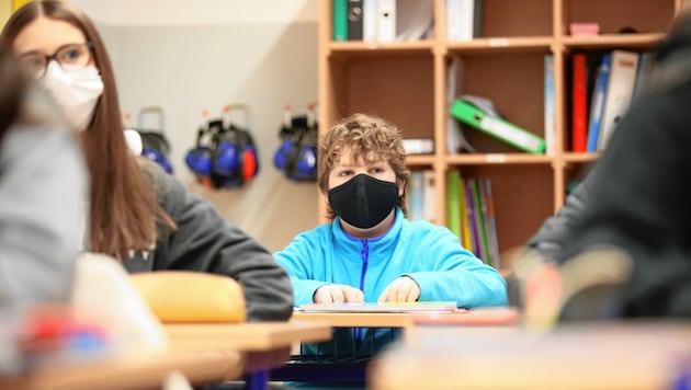 Tenor vieler steirischer Schüler: lieber FFP2-Maske im Unterricht tragen als immer zu Hause bleiben müssen! (Bild: ANDREAS TROESTER)