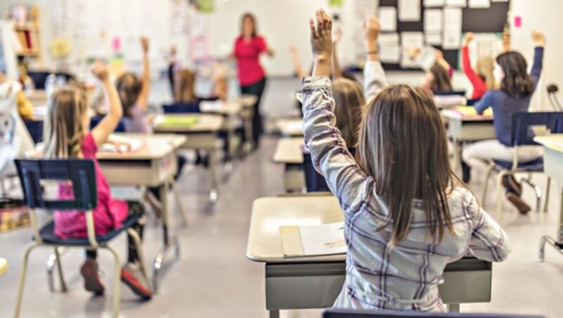 Bald wieder volle Klassen in den Volksschulen - sofern sich die Kinder testen lassen. (Bild: stock.adobe.com, Krone KREATIV)