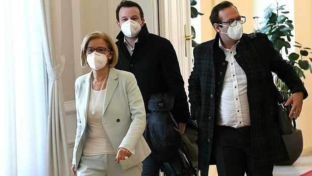 Niederösterreichs Landeshauptfrau Johanna Mikl-Leitner (ÖVP) auf dem Weg zu den Beratungen im Bundeskanzleramt (Bild: APA/HELMUT FOHRINGER)