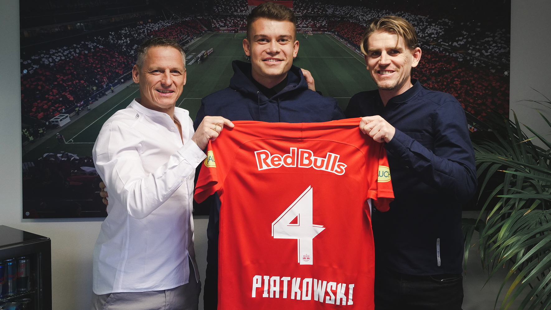 Geschäftsführer Stephan Reiter, Kamil Piatkowski und Sportdirektor Christoph Freund (Bild: Red Bull Salzburg)