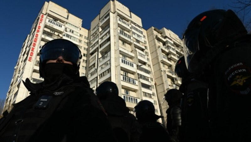 Eine Hundertschaft von Polizisten bewachte die Gegend rund um das Gerichtsgebäude in Moskau. (Bild: AFP)