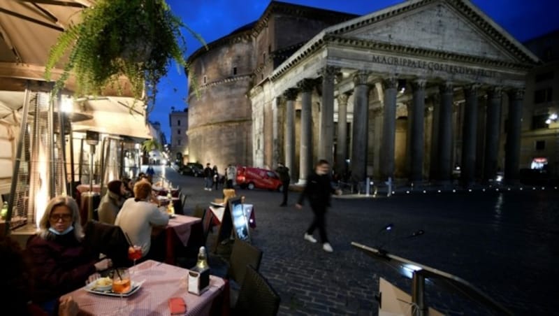 Nach der Lockerung der Maßnahmen in zahlreichen italienischen Regionen kehrt etwa in die Hauptstadt Rom wieder mehr Leben ein. (Bild: AFP )