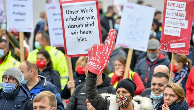 Im Oktober nahmen mehr als 4000 Menschen an der Protestversammlung für MAN in Steyr teil, zu der Gewerkschaft und Betriebsrat aufgerufen hatten. (Bild: Harald Dostal)