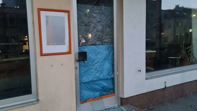 Die Eingangstür der ehemaligen Bäckerei wurde vom Täter zerstört. Anrainer der Bahnstation bemerkten den nächtlichen Lärm und riefen die Polizei. (Bild: Monatsrevue/Lenger Thomas)